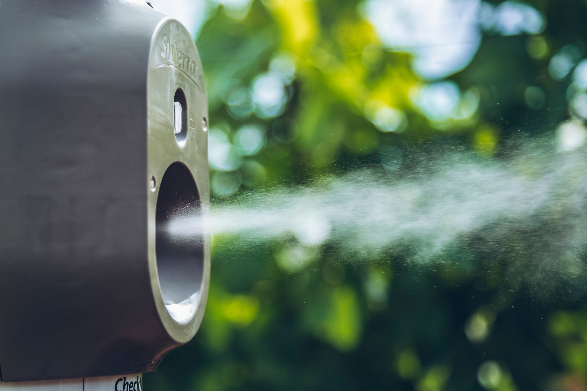 Puffer aerosol pheromone emitter producing a test spray.